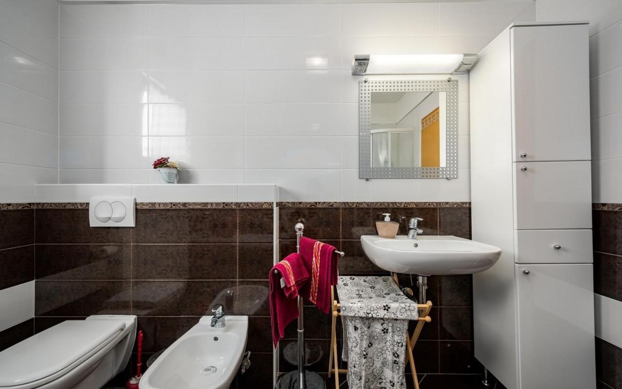 Iva House With Apartment Umag Bagian luar foto