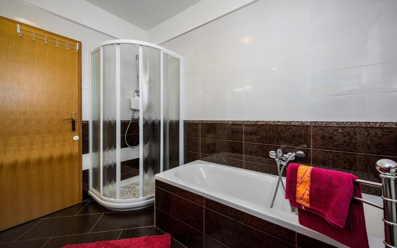 Iva House With Apartment Umag Bagian luar foto